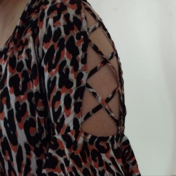 V neck peach,gray, black and white design top size Large - Picture 10 of 10